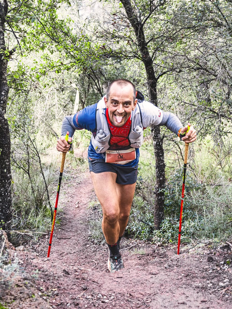 Técnica de subida en trail running durante un entrenamiento grupal.