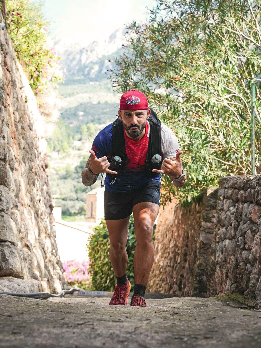 Entrenador de trail online realizando un entrenamiento personalizado en montaña