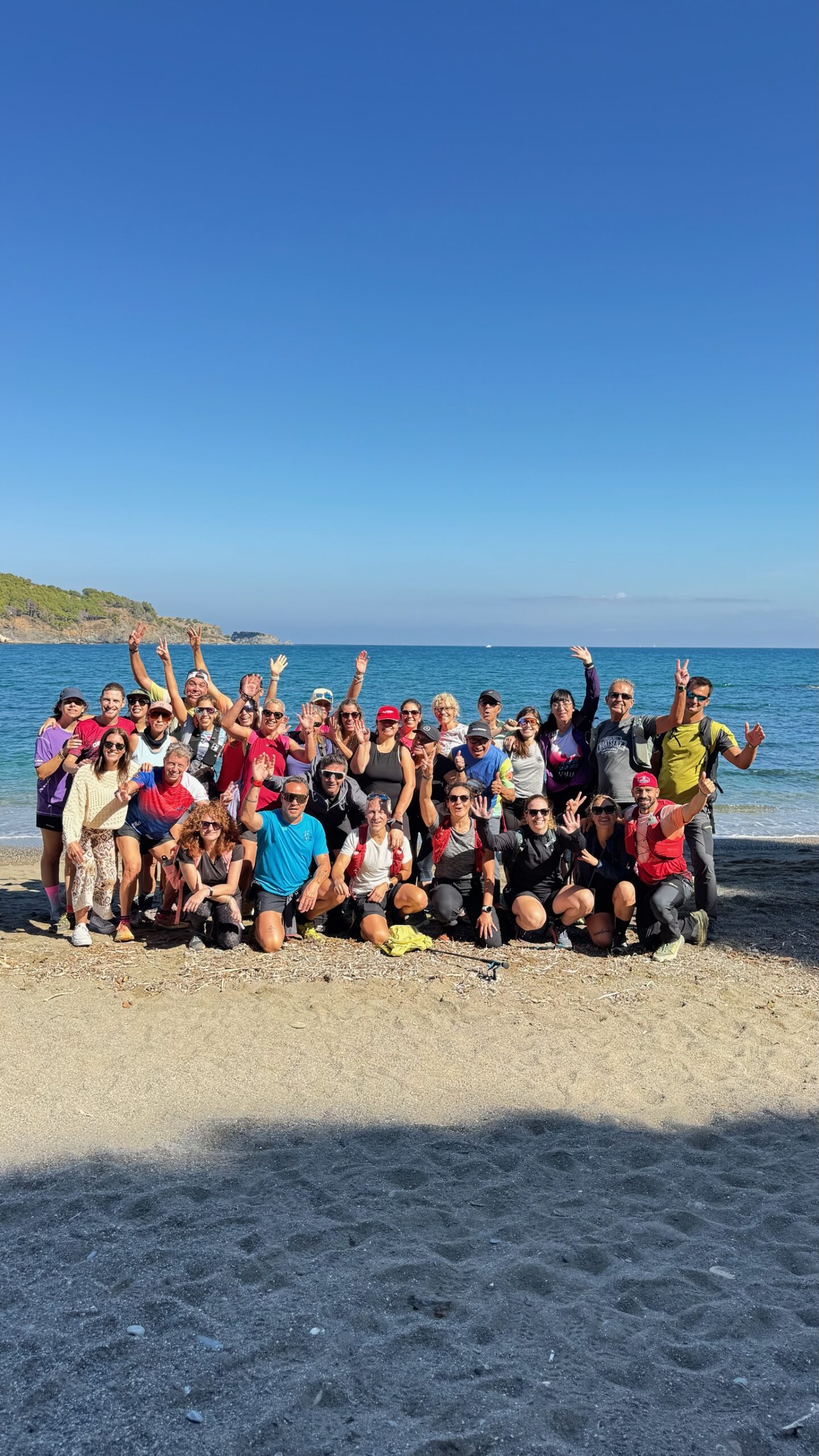 Grupo de corredores de trail running en un entrenamiento grupal junto al mar.