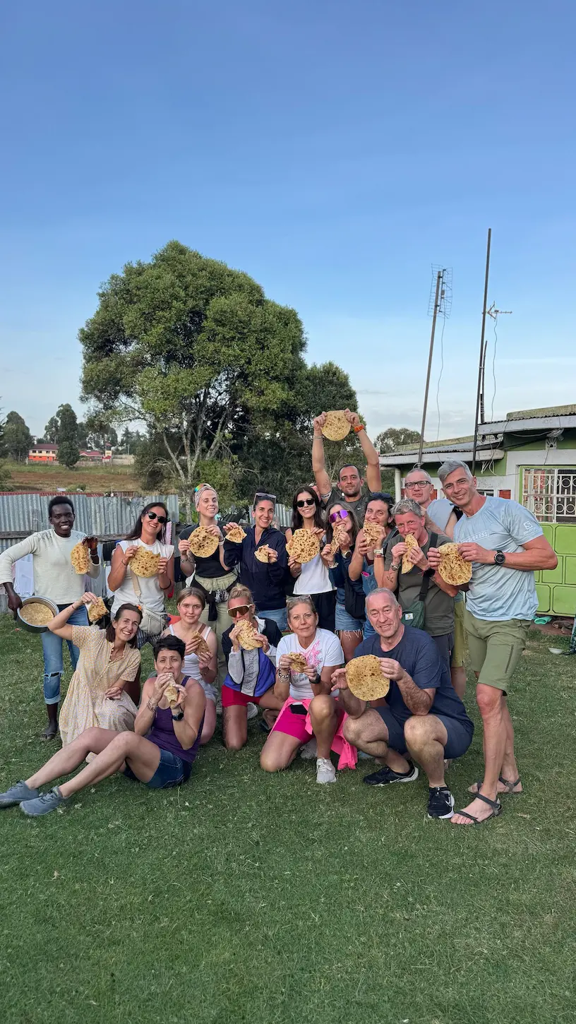 Grupo de participantes del training camp de Kenia disfrutando de una actividad cultural tradicional